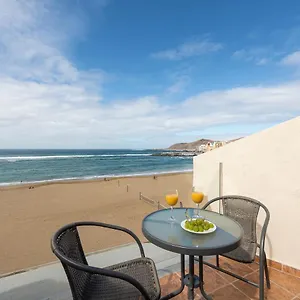 https://beautiful-beachfront-apartament-in-las-canteras.in-canary-islands.com